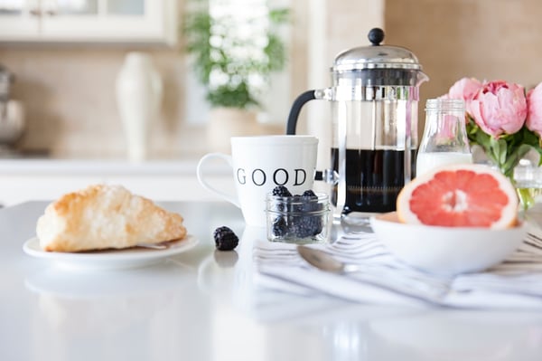 Créez un coin-petit déjeuner confortable avec ces quelques trucs - Garnissez votre table